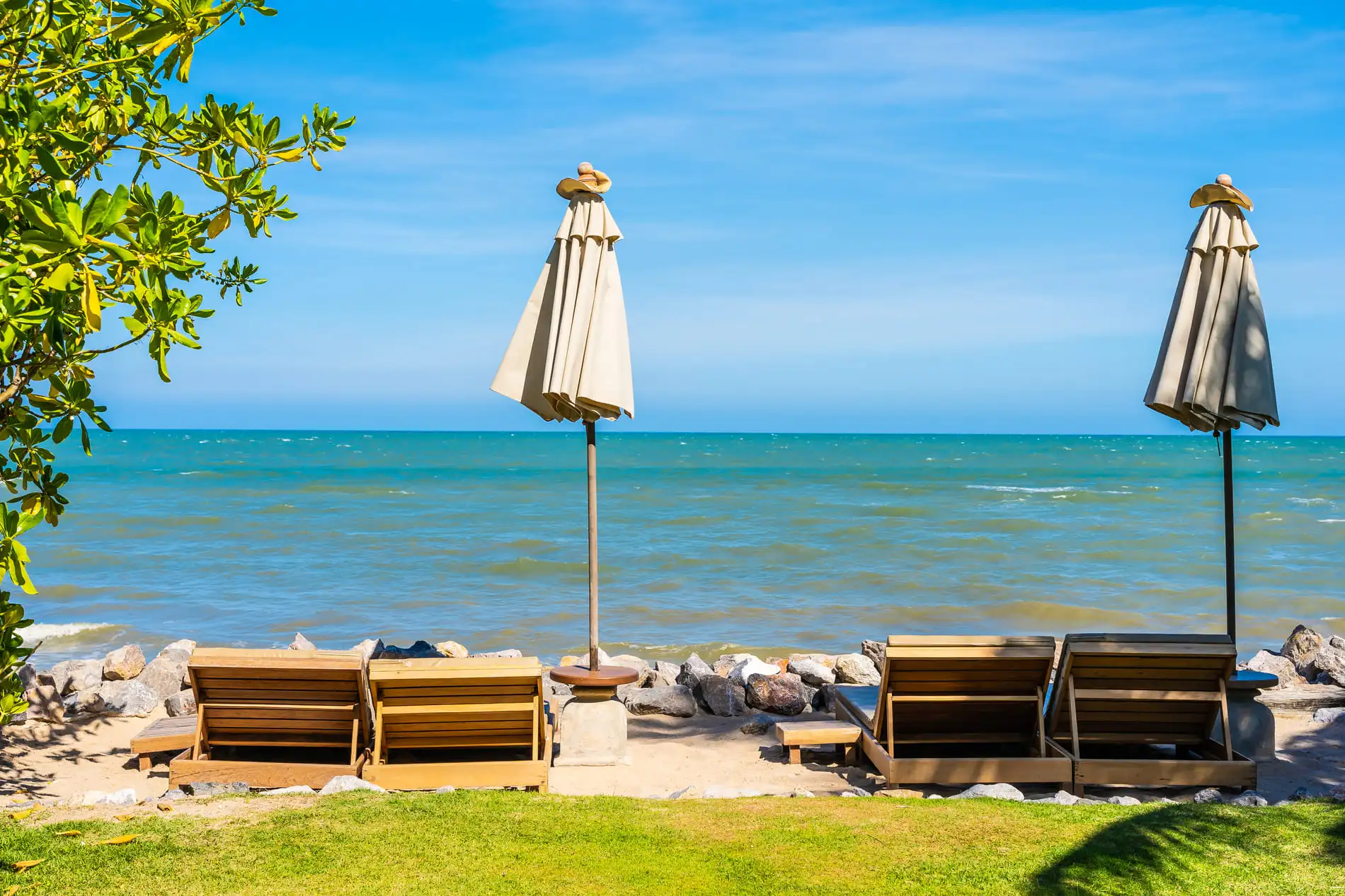 Zonnebedden bij een buitenzwembad aan de Middellandse Zee
